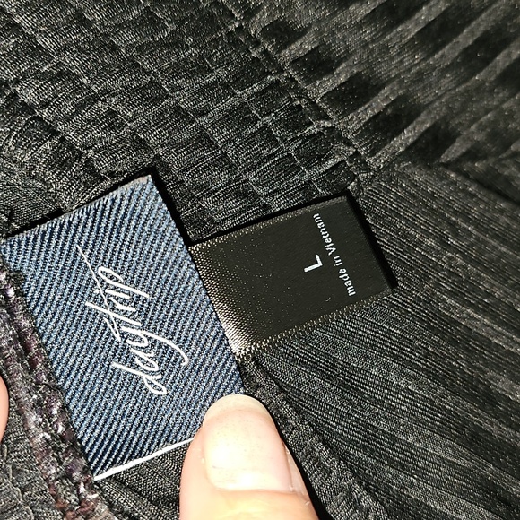 Daytrip Womens nwots Large striped gorgeous black blouse. Sexy Deep Vneck - Picture 6 of 7